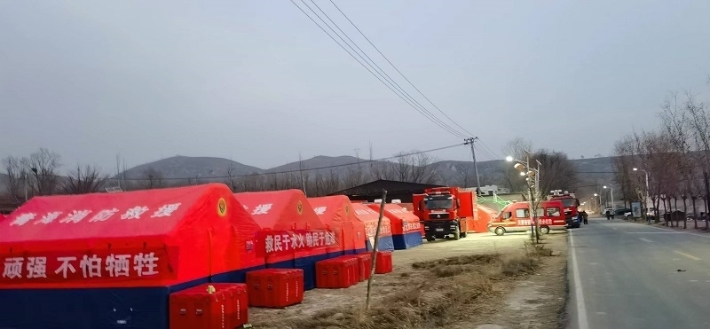 救災隊員現(xiàn)場扎起了帳篷。王梅攝。