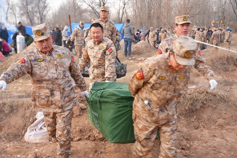 救援人員正在現(xiàn)場緊急搬運物資。賀勇攝。