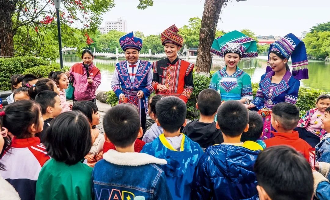 2023年4月25日，廣西桂林，“網(wǎng)絡(luò)法治宣傳一條街”在榕湖景區(qū)古南門“開街”，身穿民族服裝的工作人員演唱山歌向青少年普及網(wǎng)絡(luò)法治知識。