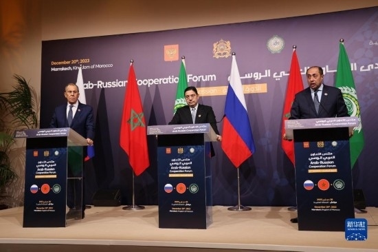 12月20日，在摩洛哥南部城市馬拉喀什舉行的第六屆阿拉伯-俄羅斯合作論壇主議程結(jié)束后，俄羅斯外交部長拉夫羅夫、摩洛哥外交大臣布里達(dá)、阿拉伯國家聯(lián)盟（阿盟）副秘書長胡薩姆·扎基（從左至右）出席記者會。新華社記者霍晶攝