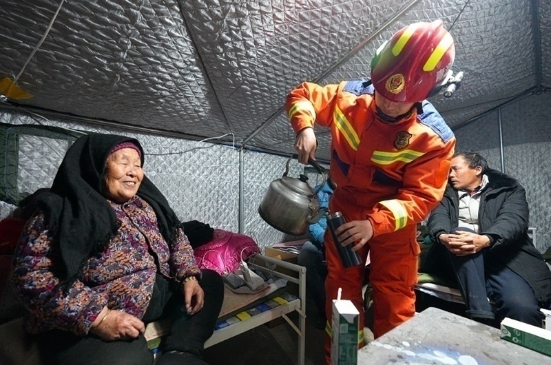 村民龔尕芳與消防員交流。賀勇攝。