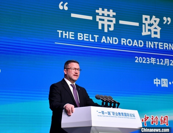 圖為活動現(xiàn)場歐洲議會交通旅游委員會副主席烏伊海依·伊什特萬致辭。 中新社記者 韓冰 攝