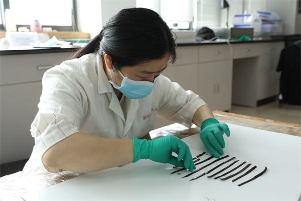 考古工作者正給竹簡排序。國家文物局供圖