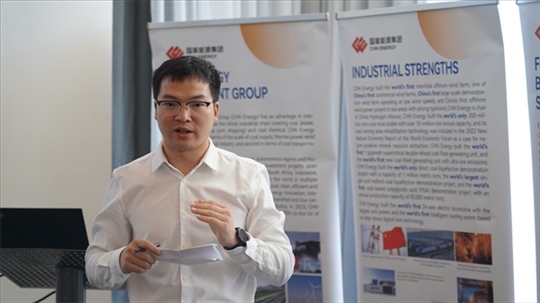 龍?jiān)垂敬戆l(fā)言致辭。 人民網(wǎng) 張茜攝