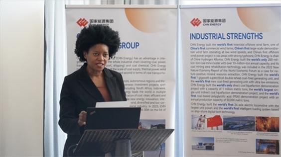 南非獨(dú)立傳媒集團(tuán)代表諾爾萬(wàn)德?tīng)?恩齊扎發(fā)言。 人民網(wǎng) 張茜攝