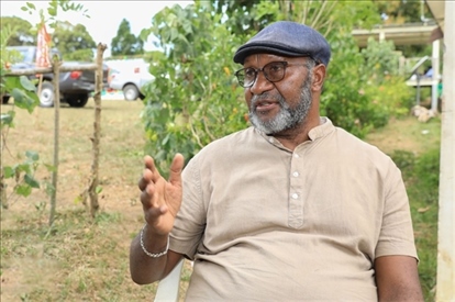 2023年12月18日，瓦努阿圖共和國(guó)總理夏洛特·薩爾維在瓦努阿圖公路項(xiàng)目二期馬勒庫(kù)拉段的移交儀式現(xiàn)場(chǎng)接受人民網(wǎng)采訪(fǎng)。人民網(wǎng) 賀吉攝