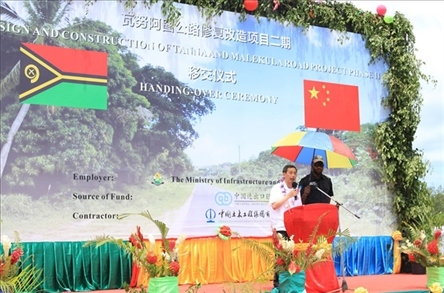 2023年12月18日，中國(guó)駐瓦努阿圖大使李名剛在瓦努阿圖公路項(xiàng)目二期馬勒庫(kù)拉段的移交儀式上發(fā)表致辭。人民網(wǎng) 賀吉攝