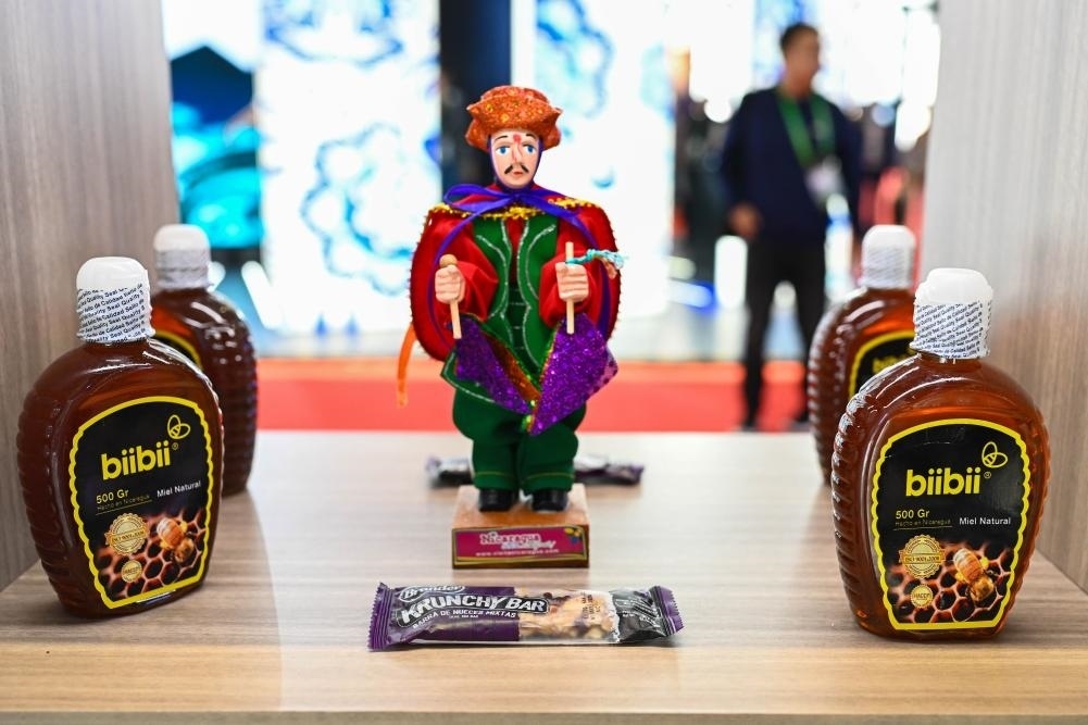 2023年11月8日在第六屆進(jìn)博會上拍攝的尼加拉瓜蜂蜜產(chǎn)品。