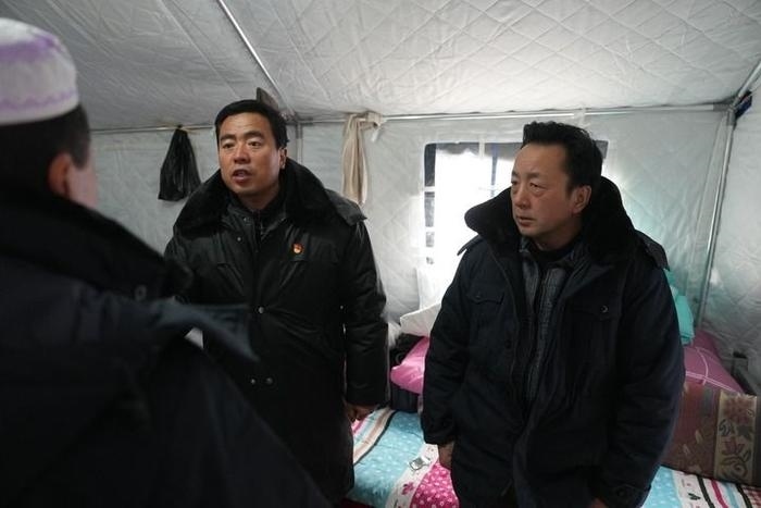 2023年12月22日，積石山縣大河家鎮(zhèn)大河村黨支部書(shū)記馬成忠（右二）在帳篷里和受災(zāi)群眾交流。新華社記者 陳斌 攝