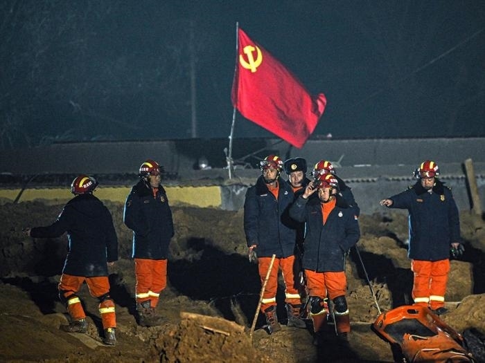 2023年12月21日，救援隊(duì)員在青海省海東市民和回族土族自治縣中川鄉(xiāng)金田村現(xiàn)場(chǎng)救援。新華社記者 張龍 攝