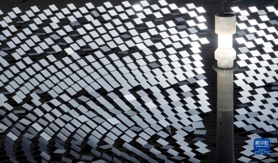 這是2023年6月11日在青海省海西蒙古族藏族自治州格爾木市拍攝的一座光熱電站（無人機照片）。 新華社記者 張宏祥 攝