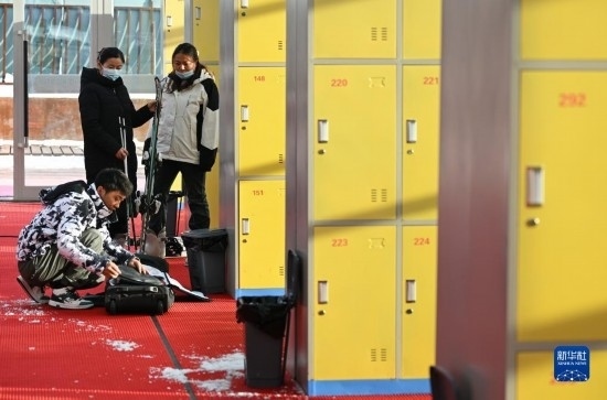 12月21日，游客在滑雪服務大廳整理滑雪裝備。