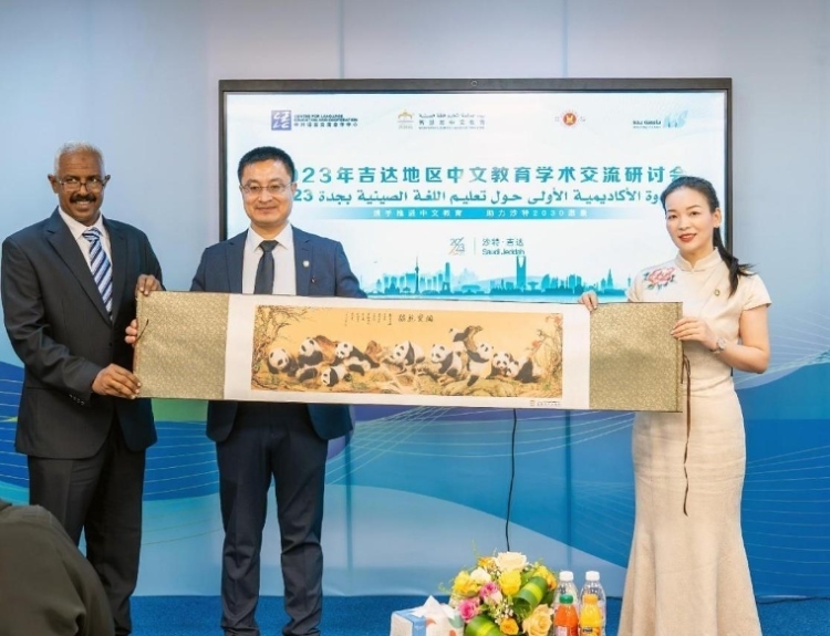 主辦方向與會代表贈送書畫作品。主辦方供圖