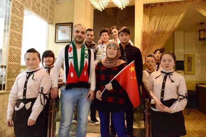 穆罕奈德夫婦與餐廳員工合影。共享聯(lián)盟·義烏 呂斌 攝