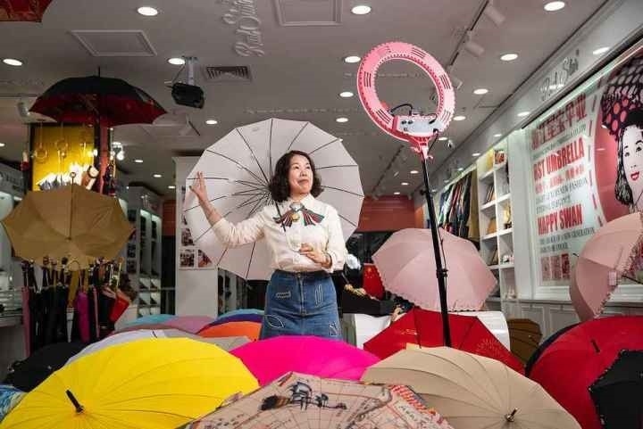 在義烏打拼了27年的商戶張吉英，正通過直播銷售雨傘。義烏市委宣傳部供圖