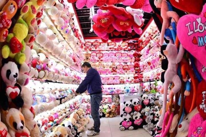 商戶在店鋪內(nèi)整理毛絨玩具。共享聯(lián)盟·義烏 呂斌 攝
