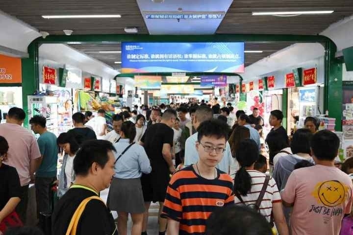 國慶長假期間，“世界超市”摩肩接踵。共享聯(lián)盟·義烏 吳峰宇 攝