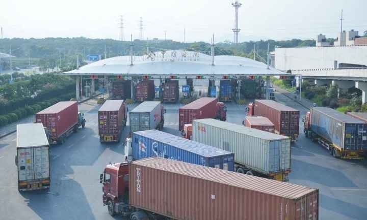 義烏海關(guān)排隊(duì)等待出關(guān)的車輛。共享聯(lián)盟·義烏 吳峰宇 攝