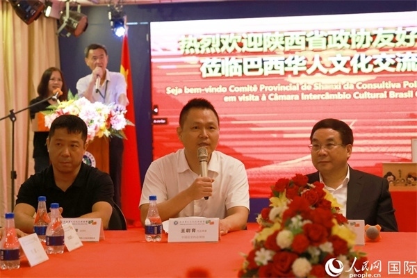 中國駐里約熱內(nèi)盧代總領(lǐng)事王尉育（中）在座談會(huì)中致辭。人民網(wǎng)記者 陳海琪攝