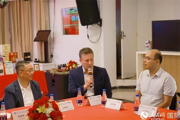 巴西中國友好協(xié)會(huì)主席恩里克·諾布雷加（中）在座談會(huì)中發(fā)言。人民網(wǎng)記者 陳海琪攝