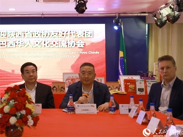 巴西華人文化交流協(xié)會(huì)主席上官建峰（中）在座談會(huì)上發(fā)言。人民網(wǎng)記者 陳海琪攝