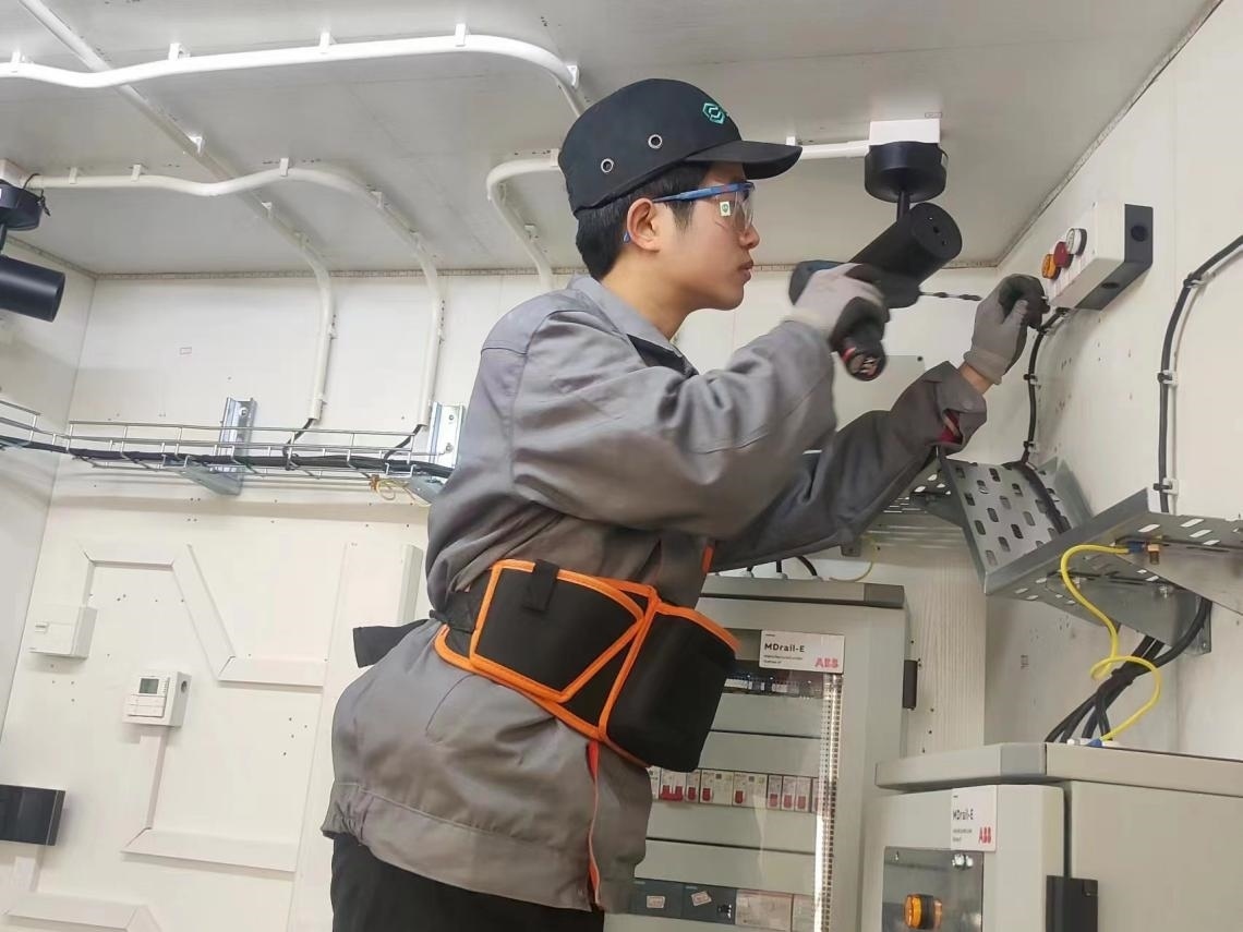 張強在安裝指示燈盒實訓中。高磊磊 攝