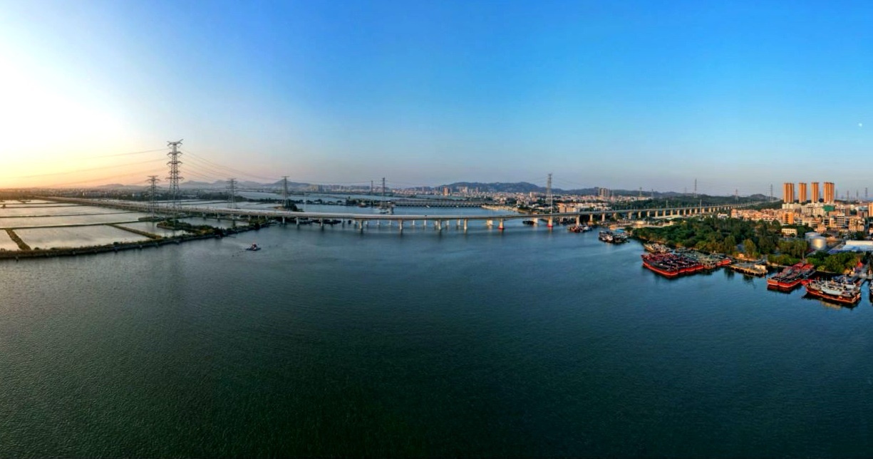 汕汕鐵路練特江大橋。國鐵集團供圖