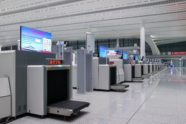 進站大廳整齊擺放的安檢儀。