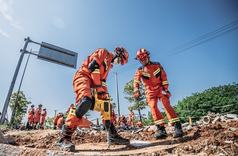 周彩琪和隊(duì)友在救援現(xiàn)場。受訪者供圖