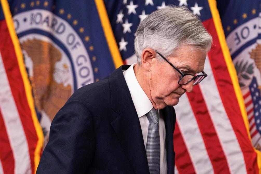 11月1日，美國聯(lián)邦儲(chǔ)備委員會(huì)主席鮑威爾在華盛頓出席記者會(huì)。新華社發(fā)（亞倫攝）