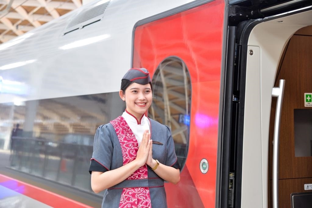 12月12日，乘務(wù)人員在印度尼西亞雅加達(dá)的哈利姆車站站臺(tái)歡迎乘坐雅萬高鐵的乘客。新華社記者徐欽攝