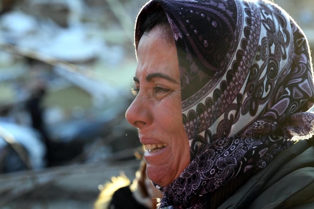 2月8日，在土耳其哈塔伊的一處地震廢墟，當(dāng)?shù)鼐用竦却H人的消息。新華社記者沙達(dá)提攝