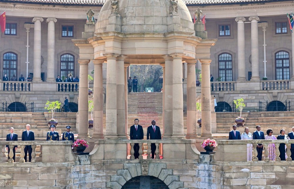 當?shù)貢r間8月22日上午，正在南非進行國事訪問的國家主席習近平在比勒陀利亞總統(tǒng)府同南非總統(tǒng)拉馬福薩會談。會談前，拉馬福薩在總統(tǒng)府廣場為習近平舉行歡迎儀式。新華社記者 殷博古 攝