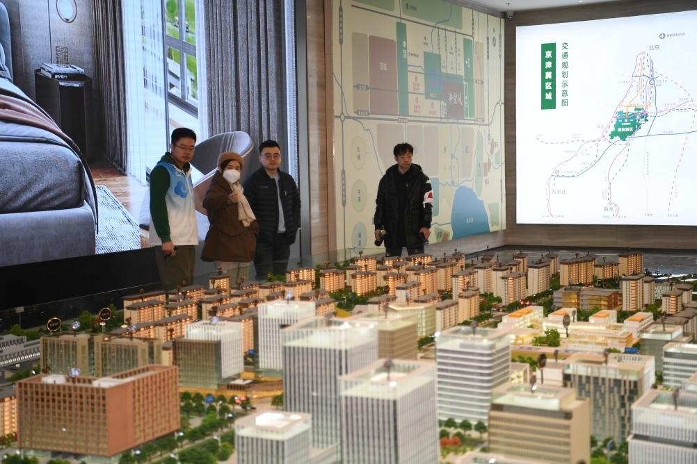 購房者在河北雄安新區(qū)某項(xiàng)目售樓部查看沙盤（2月25日攝）。新華社記者 朱旭東 攝