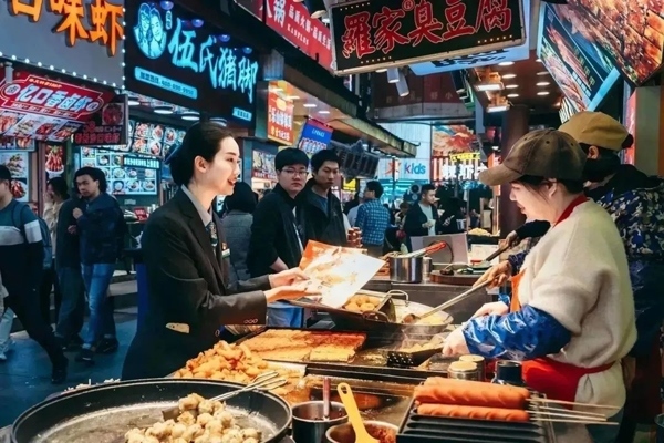 當(dāng)?shù)劂y行工作人員向個(gè)體經(jīng)營者介紹金融服務(wù)。受訪者供圖