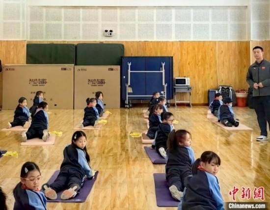 逸陽文思學(xué)校學(xué)生正在進行運動恢復(fù)矯正訓(xùn)練。<a target='_blank' href='/' ><p align=