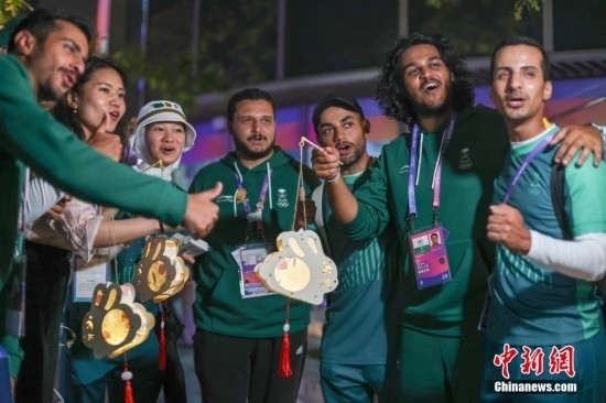 資料圖：9月29日，中國傳統(tǒng)節(jié)日中秋節(jié)，杭州亞運會運動員村舉辦中秋主題活動，中外運動員們歡聚一堂。圖為沙特阿拉伯運動員手持燈籠拍攝照片。<a target='_blank' href='/'><p align=