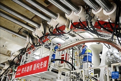 12月30日，中鐵十四局技術(shù)人員在盾構(gòu)掘進(jìn)開(kāi)始前檢查“海天號(hào)”盾構(gòu)機(jī)。新華社記者 李紫恒 攝