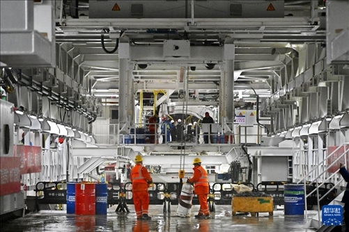 12月30日，建設(shè)者在青島膠州灣第二隧道工程南線主線隧道盾構(gòu)掘進(jìn)現(xiàn)場(chǎng)作業(yè)。新華社記者 李紫恒 攝