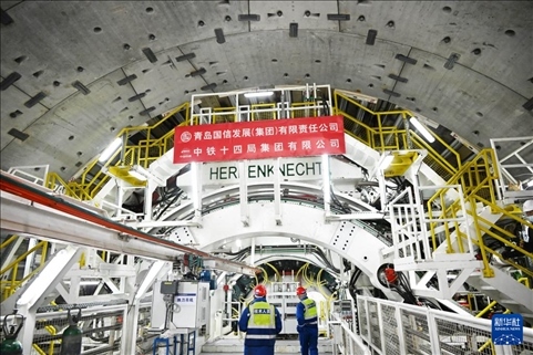 12月30日，中鐵十四局技術(shù)人員在盾構(gòu)掘進(jìn)開(kāi)始前檢查“海天號(hào)”盾構(gòu)機(jī)。新華社記者 李紫恒 攝