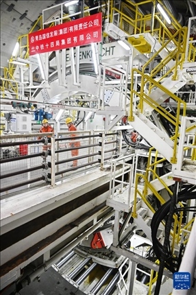 12月30日，建設(shè)者在青島膠州灣第二隧道工程南線主線隧道盾構(gòu)掘進(jìn)現(xiàn)場(chǎng)作業(yè)。新華社記者 李紫恒 攝