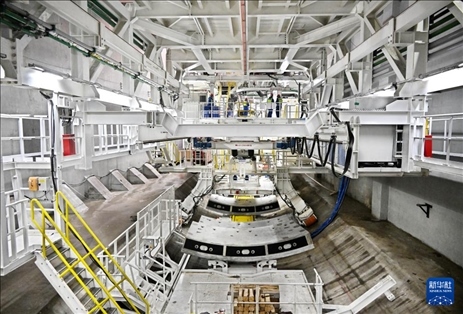 12月30日，建設(shè)者在青島膠州灣第二隧道工程南線主線隧道盾構(gòu)掘進(jìn)現(xiàn)場(chǎng)作業(yè)。新華社記者 李紫恒 攝