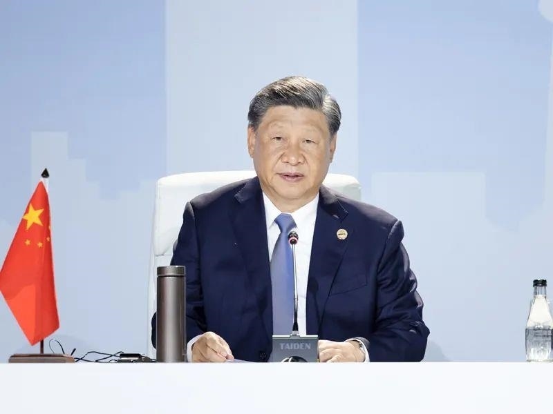 當?shù)貢r間8月24日，習近平主席在南非約翰內(nèi)斯堡出席金磚國家領(lǐng)導人第十五次會晤特別記者會。