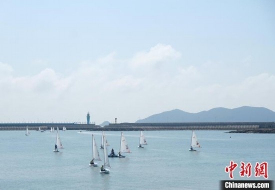 浙江象山，杭州亞運會帆船項目運動員揚帆起航。林波 攝