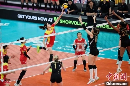 女排世俱杯賽場上，天津渤海銀行女排(紅)對陣巴西海灘女排(黑)。主辦方供圖