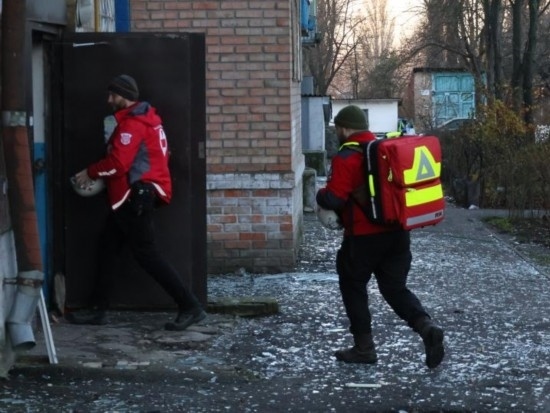  2023年11月25日，烏克蘭紅十字會救援人員在基輔市一棟遭空襲的居民樓實(shí)施清理和救助工作。新華社發(fā)（羅曼·佩圖什科夫攝）