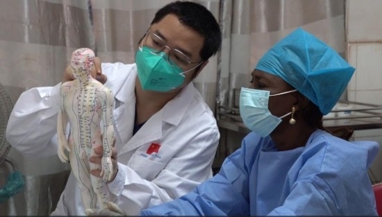 嘉興市中醫(yī)醫(yī)院郝亞波給當?shù)刂种v解中醫(yī)經(jīng)絡。新華社發(fā)