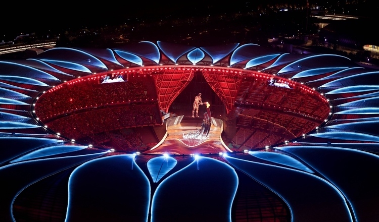 2023年9月23日，最后一棒火炬手汪順和數(shù)字火炬手在杭州亞運(yùn)會(huì)開(kāi)幕式上點(diǎn)燃主火炬。新華社記者 程婷婷 攝