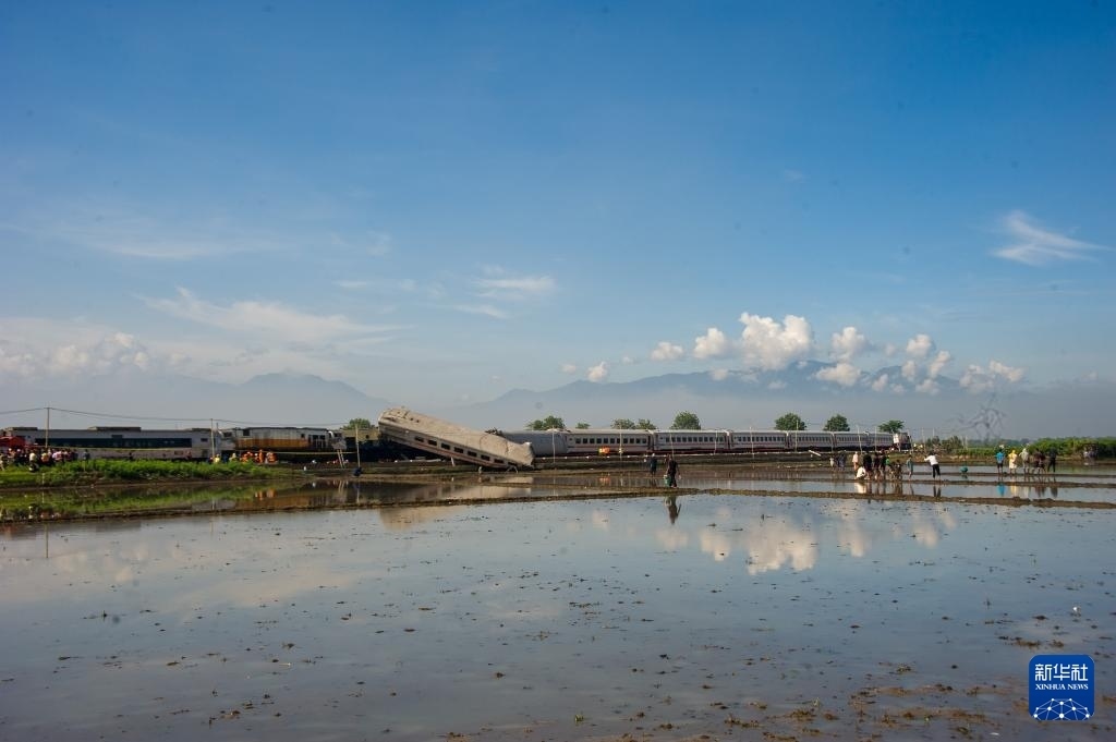 ?這是1月5日在印度尼西亞西爪哇省拍攝的列車相撞事故現(xiàn)場。新華社發(fā)（塞提安賈爾攝）