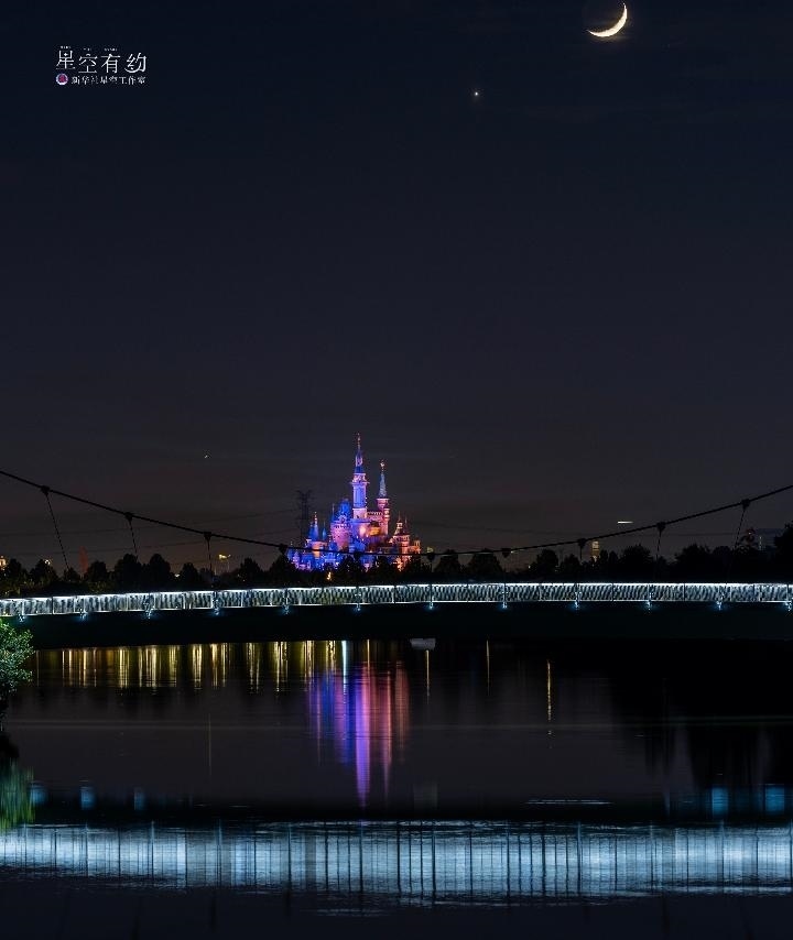 上海星空攝影愛好者陳悅華2023年5月23日在上海浦東拍攝的金星伴月。（本人供圖）